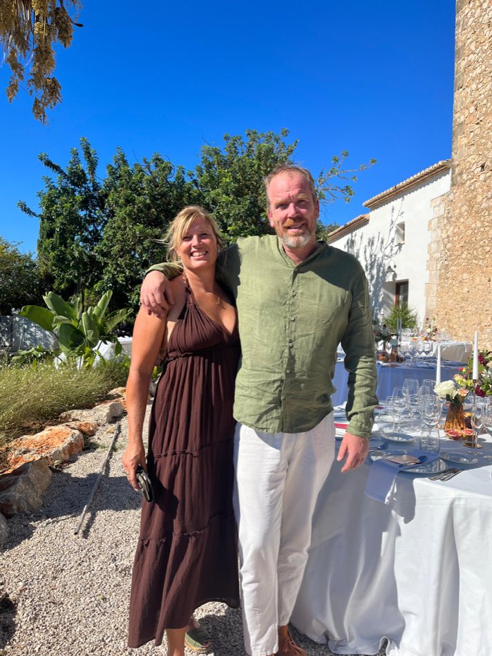 Dennis en Sabine samen buiten bij Torre Carrals in Spanje, met een gedekte tafel op de achtergrond